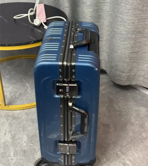 出一个行李箱 感兴趣的话点“我想要”和我私...