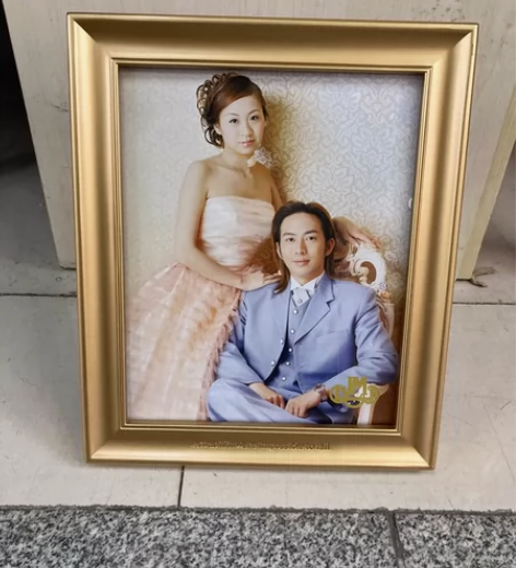 10寸锡合金相框，表面是玻璃的，可以摆放，...