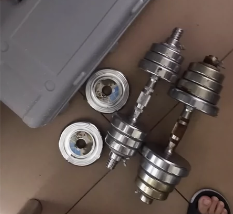 出售朗威30公斤哑铃，有胶箱，其中一只有点...