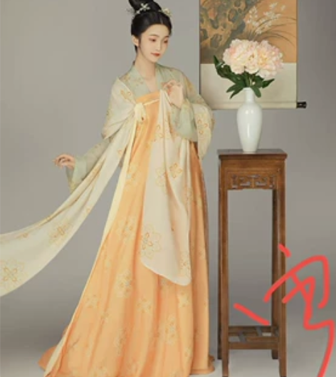 齐胸汉服正版 因买小了穿着有些短 不太合适...