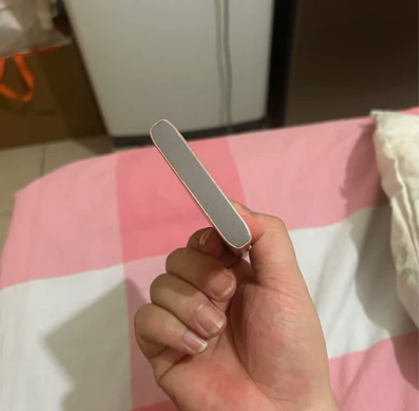 未知杂牌充电宝，金属材质，上面写的乐逸80...