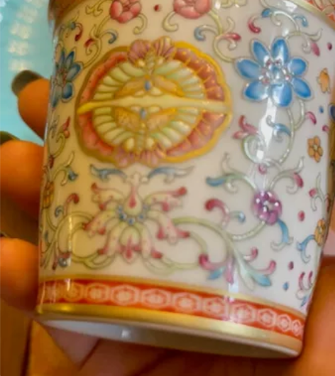 景德镇，小观窯珐琅彩团蝶花卉直筒杯。花色清...