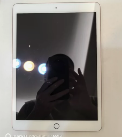 IPAD八代，128GB金色，国航版本，三...