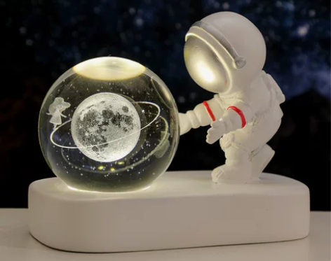 创意宇航员星空漫步小夜灯内雕水晶球发光底座...