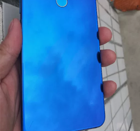 出一台小米8青春版 6+64 手机成色如图...