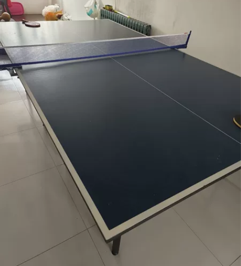 标准尺寸大乒乓球桌＋拍子＋球全套，九成九新...