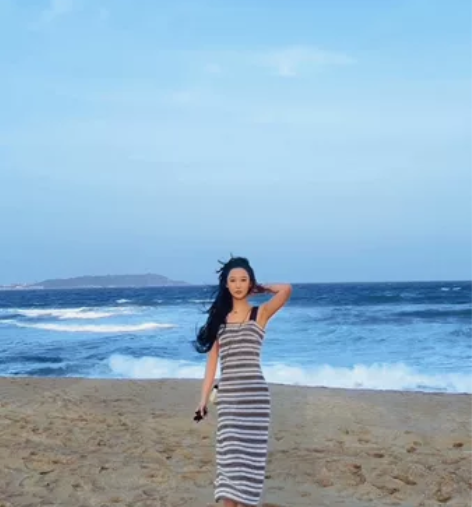 茶式黑白条纹吊带连衣裙女2023夏季新款女...