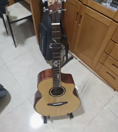 几乎全新吉他,加装了德博OS1加震拾音器,...
