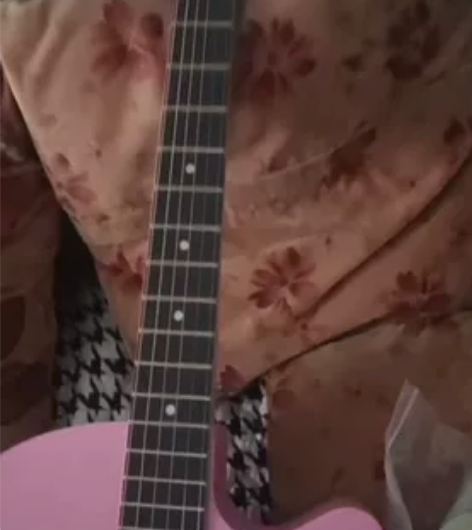 我是新手，买吉他就是弹着玩，结果呢工作了也...