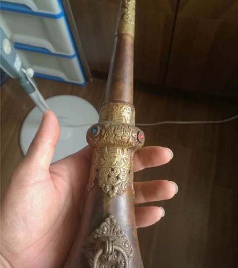 冲锋号：紫铜制作，外包手工敲打精美黄铜图案...