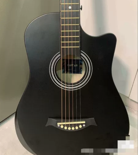 刚买的没多久的吉他，我练了一下，手指太疼了...