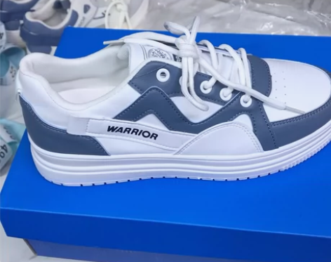 回力休闲白蓝板鞋 亏米出 36.9米 正品...