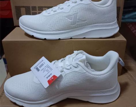 特步 男鞋 跑步鞋 42码 全新 正品 感...