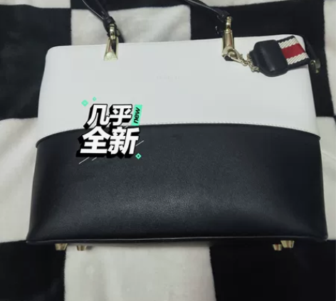 意尔康女士包袋PU革，皮质很舒服！买了只背...