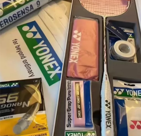 个人闲置全新正品尤尼克斯超轻羽毛球拍 材质...