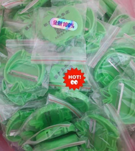 水果店做活动剩下的小型折叠削皮刀，都是全新...