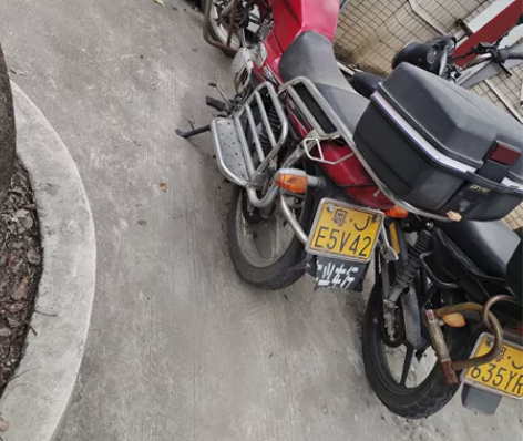 江门牌 铃木钻豹125 男装摩托车，行驶证...