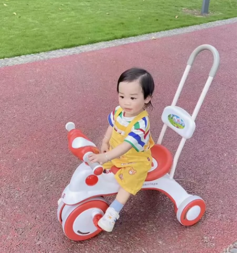 儿童三轮车滑行车手推车宝宝脚踏板车带音乐脚...