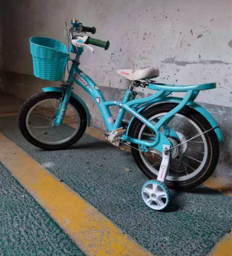 上海永久儿童自行车 成色如图，还算比较新。...