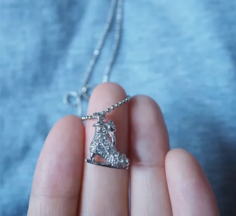 花样滑冰冰鞋项链，冰鞋吊坠 全新，链子总长...