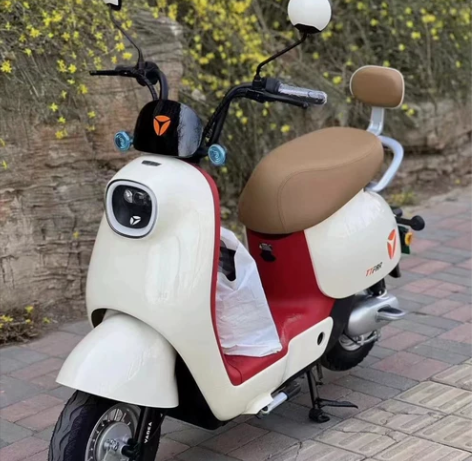 二手电动车雅迪爱玛款式品牌都有 9成新，外...