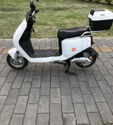 出前后双碟刹国标有牌自用电动车，车如图，9...