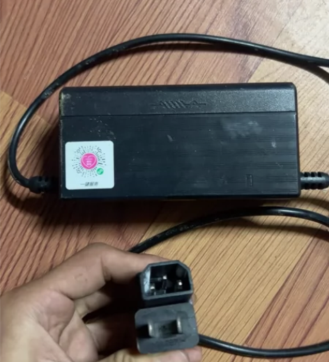 爱玛原装铅酸电池充电器48v 感兴趣的话点...