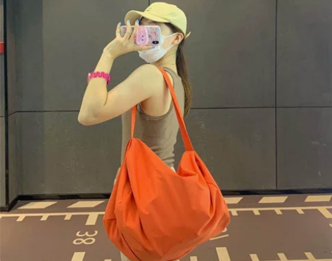 健身包大包三色纯色两种背法单件大容量防水休...