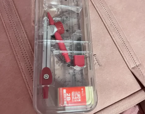 晨光圆规 三角尺一套。送一个修正带只用过一...