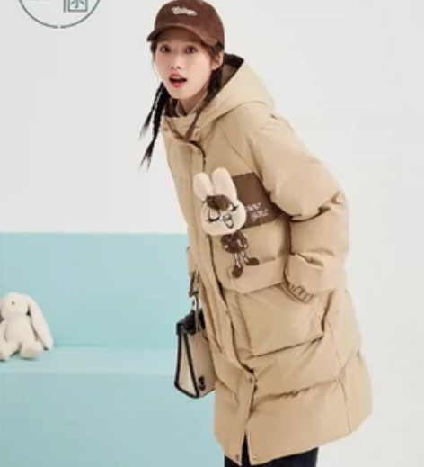 紫涵女装主张自然、随性的衣着设计风格，宽松...