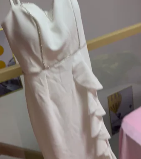 高级感荷叶边无袖晚礼服,白色吊带长款鱼尾连...