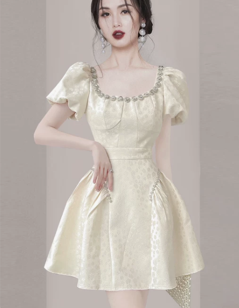 公主风 在逃甜美遮手臂泡泡袖方领收腰显瘦A...