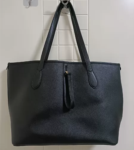 单肩大包，除里面配件轻微有染色，皮子没有脱...