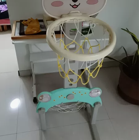 篮球架，带两个球，没怎么玩，搬家甩 感兴趣...