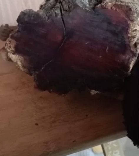 3624号，这是在雷击枣树上切下来的雷击枣木风化老根料。没加...