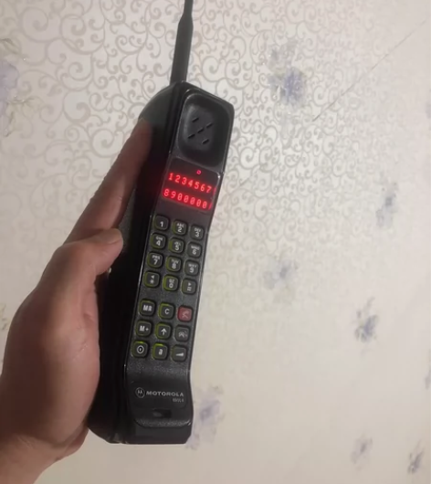 摩托罗拉大哥大8900手机99新可以开机，...