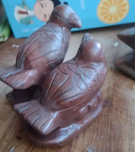 手工石头雕件，石质细腻光滑，品种不详，品相...