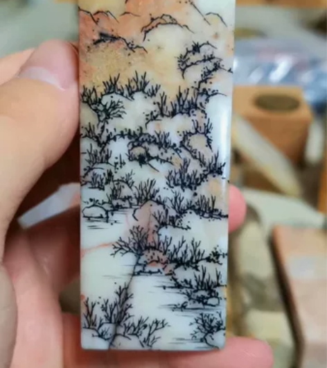 俏色巧雕 山水刻绘 材质：老挝（五彩）石 ...