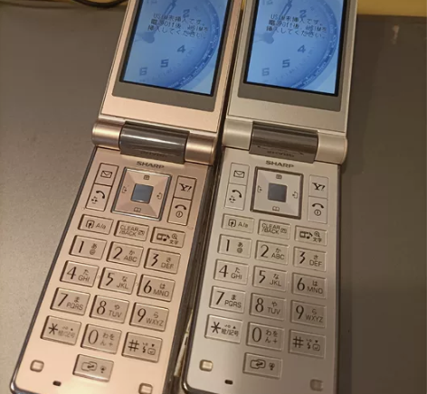 两台软银夏普的810sh，没卡贴了，估计也...