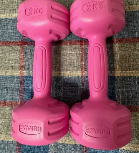 哑铃一对出，单个2公斤，朗威品牌的，有喜欢...