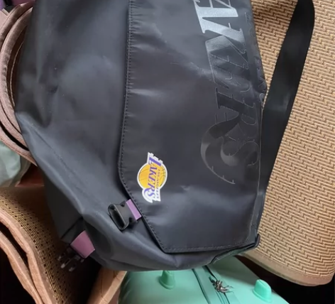 湖人队斜挎包里面没有拉链 一次没背过 售出...