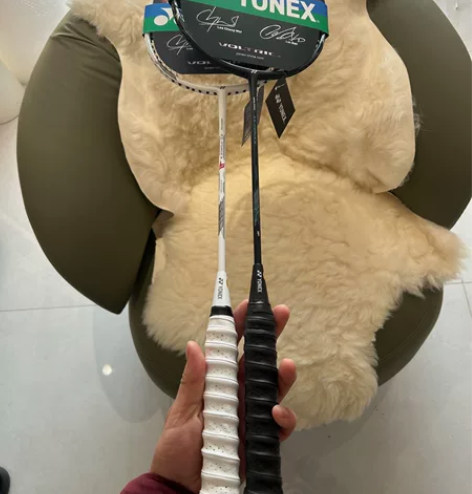 闲置尤尼克斯羽毛球拍，买的300多，几乎没...