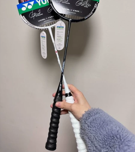 全新转让全新正品尤尼克斯超轻羽毛球拍 本人...