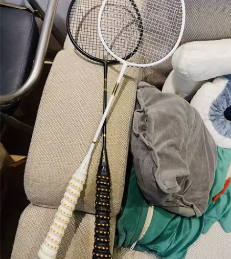 自家闲置，李宁超轻耐打羽毛球拍单拍一黑一白...