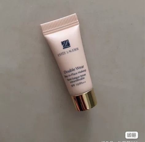 雅诗兰黛粉底液小样，17号色 感兴趣的话点...