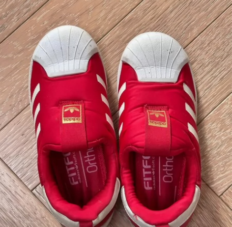 阿迪童款运动鞋 贝壳头一脚蹬 33码？请自...