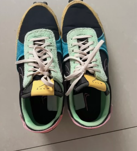 耐克男士休闲运动鞋，轻微穿着痕迹，鞋底几乎...