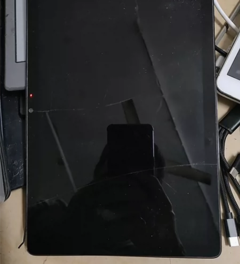 台电平板M40Air 充电显示灯亮，机身有...