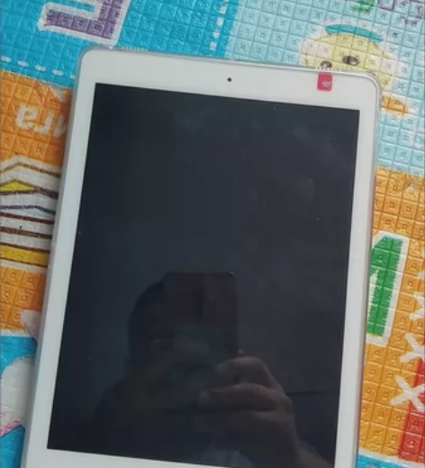 出一台iPad 2019款 平板是9新的,...