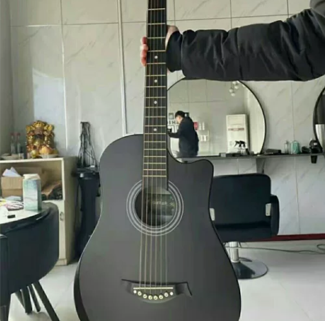 原价1800多买的，。自己很喜欢吉他一时兴...